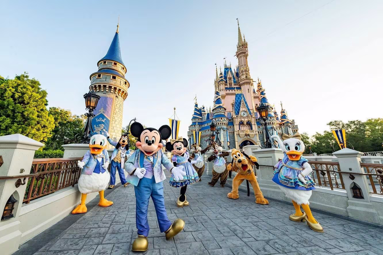 Mickey y Minnie frente al castillo de Disney